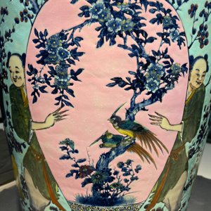 Een zeer grote Chinese famille rose dekselvaas met turquoise fondkleur, 19e eeuw — foto 34