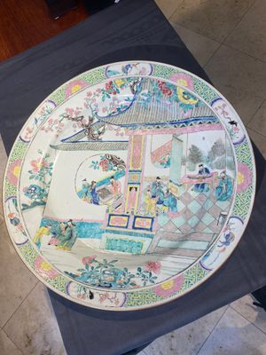 Een zeer grote Chinese famille rose schotel met verhalend decor, Yongzheng — foto 1