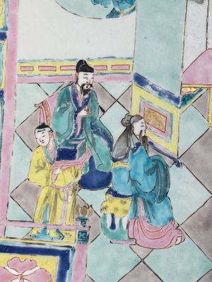 Een zeer grote Chinese famille rose schotel met verhalend decor, Yongzheng — foto 4