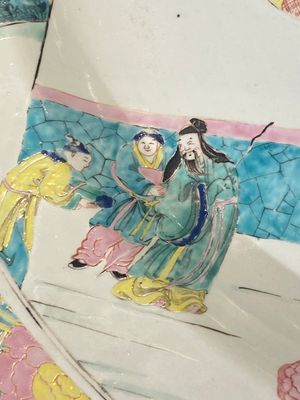 Een zeer grote Chinese famille rose schotel met verhalend decor, Yongzheng — foto 6