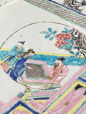 Een zeer grote Chinese famille rose schotel met verhalend decor, Yongzheng — foto 7