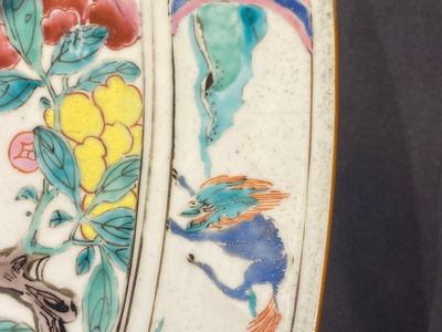Een zeer grote Chinese famille rose schotel met verhalend decor, Yongzheng — foto 9