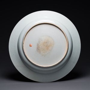 Een zeer grote Chinese famille rose schotel met verhalend decor, Yongzheng — foto 2