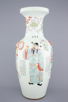 Een zeer grote Chinese famille rose vaas met reliëfdecor "Wu Shuang Pu", 19e eeuw
