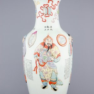 Een zeer grote Chinese famille rose vaas met reliëfdecor "Wu Shuang Pu", 19e eeuw — foto 2