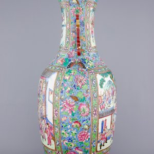 Een zeer grote Chinese famille rose vaas op blauwe fondkleur met een hofscène, 19e eeuw — foto 4