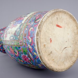 Een zeer grote Chinese famille rose vaas op blauwe fondkleur met een hofscène, 19e eeuw — foto 6