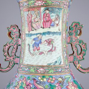 Een zeer grote Chinese famille rose vaas op blauwe fondkleur met een hofscène, 19e eeuw — foto 7