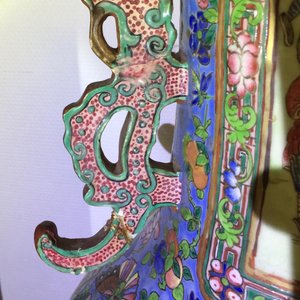Een zeer grote Chinese famille rose vaas op blauwe fondkleur met een hofscène, 19e eeuw — foto 8