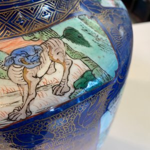 Een zeer grote Chinese famille verte rouleau vaas met poederblauwe fondkleur, Kangxi — foto 17