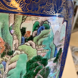 Een zeer grote Chinese famille verte rouleau vaas met poederblauwe fondkleur, Kangxi — foto 18