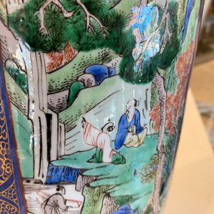 Een zeer grote Chinese famille verte rouleau vaas met poederblauwe fondkleur, Kangxi — foto 19