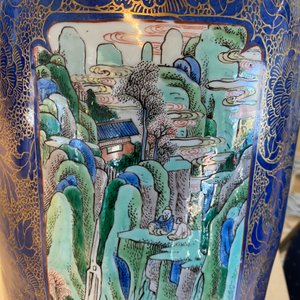 Een zeer grote Chinese famille verte rouleau vaas met poederblauwe fondkleur, Kangxi — foto 20