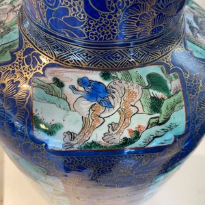 Een zeer grote Chinese famille verte rouleau vaas met poederblauwe fondkleur, Kangxi — foto 21