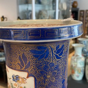 Een zeer grote Chinese famille verte rouleau vaas met poederblauwe fondkleur, Kangxi — foto 33