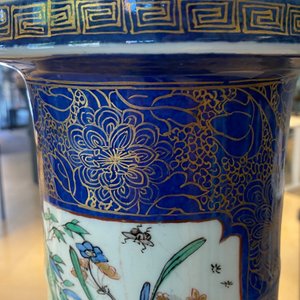 Een zeer grote Chinese famille verte rouleau vaas met poederblauwe fondkleur, Kangxi — foto 37