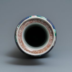 Een zeer grote Chinese famille verte rouleau vaas met poederblauwe fondkleur, Kangxi — foto 8