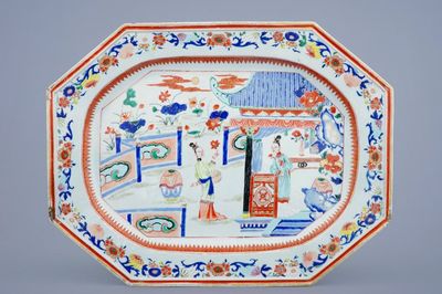 Een zeer grote Chinese octagonale famille rose schotel met figuren, Yongzheng, 1723-1735