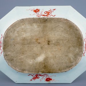 Een zeer grote Chinese octagonale famille rose schotel met figuren, Yongzheng, 1723-1735 — foto 2