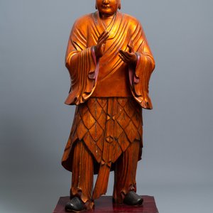 Een zeer grote Chinese vergulde houten figuur van een staande man, 18/19e eeuw — foto 2