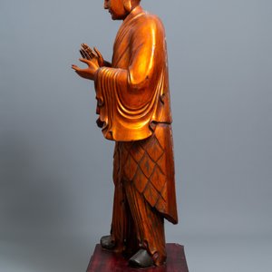Een zeer grote Chinese vergulde houten figuur van een staande man, 18/19e eeuw — foto 5