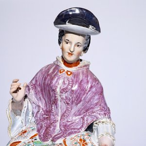 Een zeer grote Delftse polychrome petit feu fontein in de vorm van een dame, 18e eeuw — foto 8