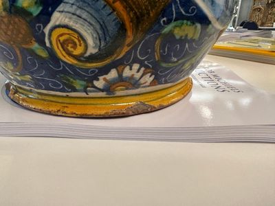 Een zeer grote en verfijnde Italiaanse majolica albarello met een soldaat in gevechtsuitrusting, atelier Maestro Domenico, Venetië, ca. 1540-1550 — foto 7