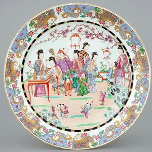 Een zeer grote famille rose schotel met figuren in een tuin, Samson, Parijs, 19e eeuw — foto 1