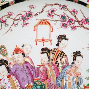 Een zeer grote famille rose schotel met figuren in een tuin, Samson, Parijs, 19e eeuw — foto 3