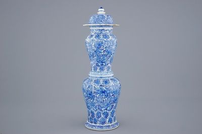 Een zeer ongewone blauw-witte Chinese dekselvaas, Kangxi