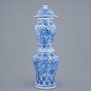 Een zeer ongewone blauw-witte Chinese dekselvaas, Kangxi — foto 3