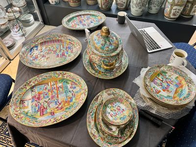 Een zeer uitgebreid Chinees Canton famille rose 81-delig servies, 19e eeuw — foto 2