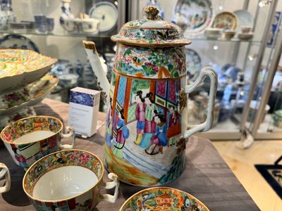 Een zeer uitgebreid Chinees Canton famille rose 81-delig servies, 19e eeuw — foto 21