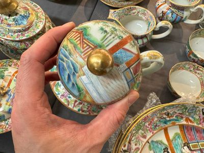 Een zeer uitgebreid Chinees Canton famille rose 81-delig servies, 19e eeuw — foto 26