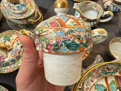 Een zeer uitgebreid Chinees Canton famille rose 81-delig servies, 19e eeuw — foto 27