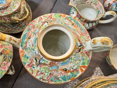 Een zeer uitgebreid Chinees Canton famille rose 81-delig servies, 19e eeuw — foto 28
