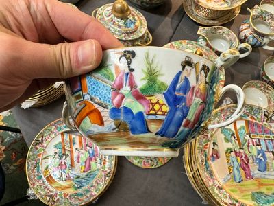 Een zeer uitgebreid Chinees Canton famille rose 81-delig servies, 19e eeuw — foto 35