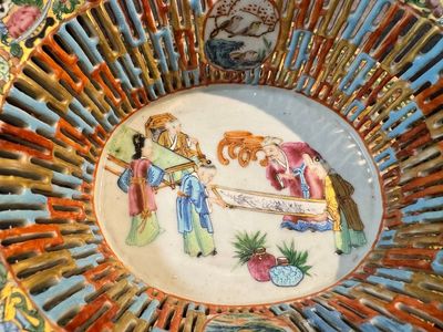 Een zeer uitgebreid Chinees Canton famille rose 81-delig servies, 19e eeuw — foto 39