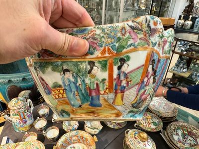 Een zeer uitgebreid Chinees Canton famille rose 81-delig servies, 19e eeuw — foto 47