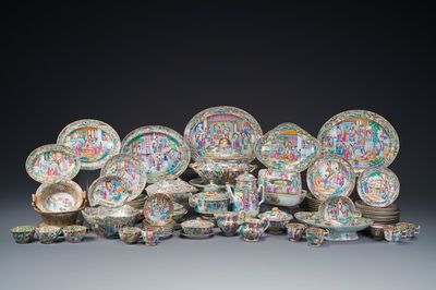 Een zeer uitgebreid Chinees Canton famille rose 81-delig servies, 19e eeuw