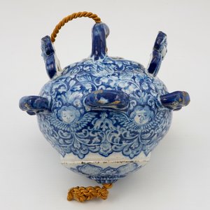 Een zeer zeldzame blauw-witte Delftse hanger voor kleipijpen, 17/18e eeuw — foto 7