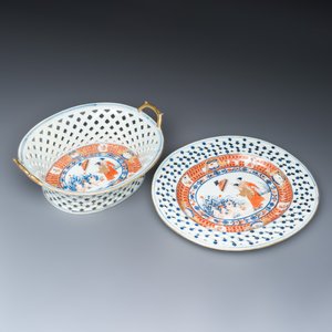 Een zeer zeldzame Chinese Imari-stijl 'La Dame au Parasol' mand met onderschotel naar Cornelis Pronk, — foto 15
