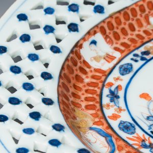 Een zeer zeldzame Chinese Imari-stijl 'La Dame au Parasol' mand met onderschotel naar Cornelis Pronk, — foto 16