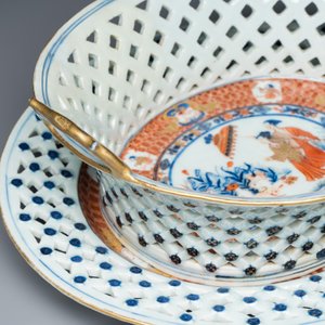 Een zeer zeldzame Chinese Imari-stijl 'La Dame au Parasol' mand met onderschotel naar Cornelis Pronk, — foto 19
