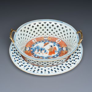Een zeer zeldzame Chinese Imari-stijl 'La Dame au Parasol' mand met onderschotel naar Cornelis Pronk, — foto 4
