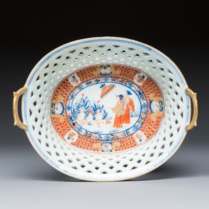Een zeer zeldzame Chinese Imari-stijl 'La Dame au Parasol' mand met onderschotel naar Cornelis Pronk, — foto 6