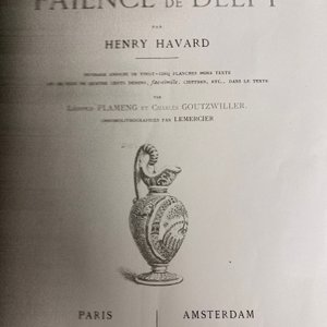 Een zeer zeldzame Delftse petit feu en vergulde 'Lodewijk XIV' schotel, 1e helft 18e eeuw — foto 3