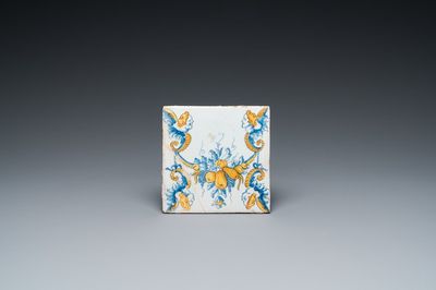 Een zeer zeldzame polychrome Delftse tegel met guirlandes en mascarons, 17e eeuw