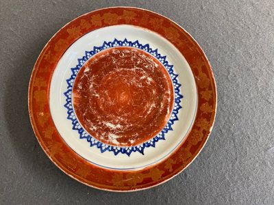 Een zeldaam Chinees Kinrande bord, Fu Gui Jia Qi 富贵佳器 merk, Wanli — foto 1