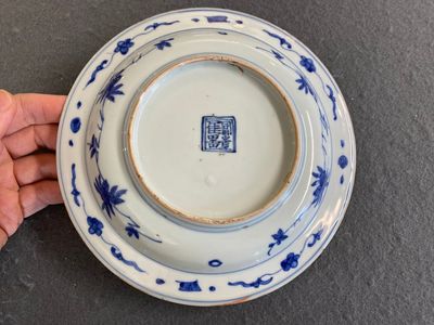 Een zeldaam Chinees Kinrande bord, Fu Gui Jia Qi 富贵佳器 merk, Wanli — foto 3